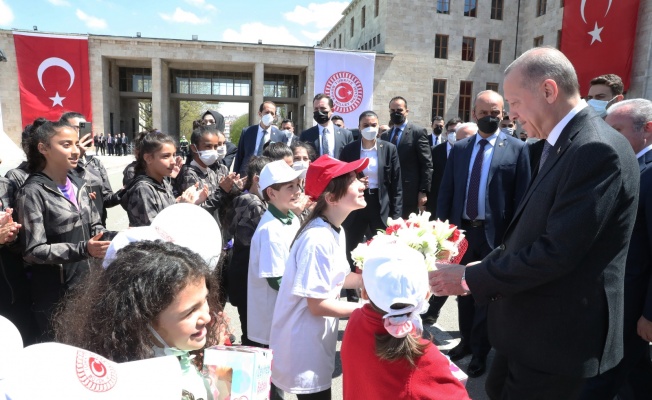 Erdoğan, Meclis’te karşılaştığı çocuklarla sohbet etti