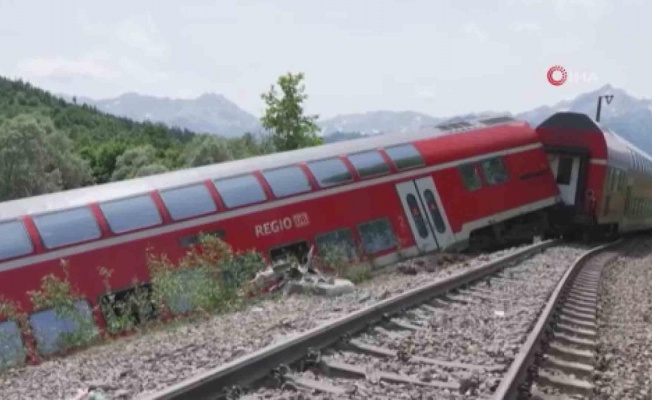 Almanya’da yolcu treni raydan çıktı: 3 ölü, 60 yaralı