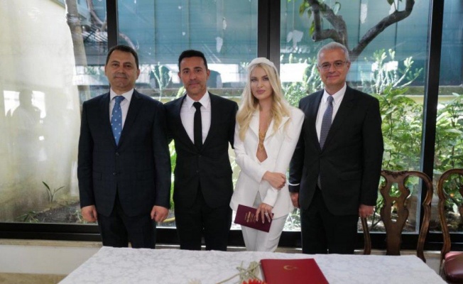 Mustafa Sandal, Melis Sütşurup ile Roma’da evlendi