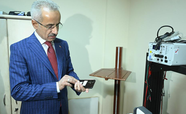 Bakan Uraloğlu, cep telefonu test merkezini inceledi