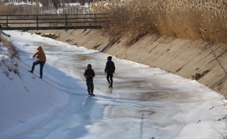 Buz tutan sulama kanalında çocukların tehlikeli oyunu