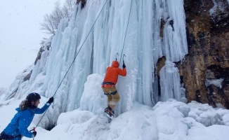Buz tutmuş şelaleye tırmandılar