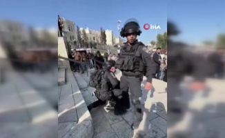 İsrail polisi, Filistinli kızı darbetti