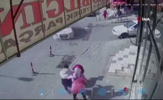Kaldırımda bebekleriyle yürürken araba çarptı