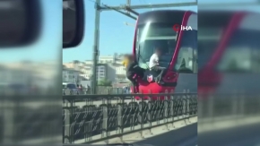 Çocukların tramvay arkasındaki tehlikeli yolculuğu