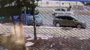 Köpekten kaçarken otomobil çarptı