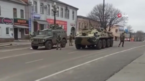 Rus tankının önünü keserek Ukrayna milli marşını okudular