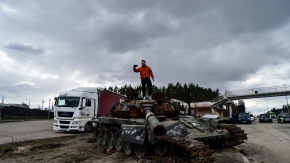 İmha edilen Rus tankının önünde "zafer" pozu