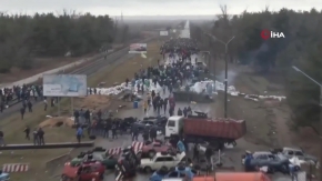 Ukrayna’da siviller anayolu kapattı