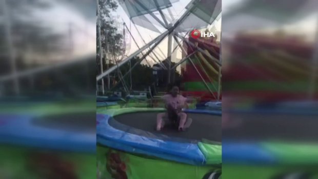 Küçük kız trambolinde zıplarken halat koptu